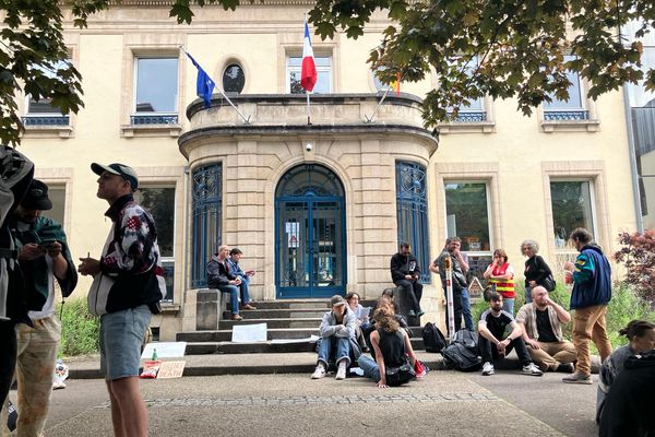 Conflit israélo-palestinien : les étudiants campent devant la présidence de l'université de Lorraine à Nancy.