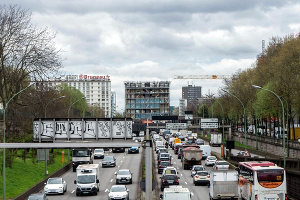 La circulation automobile est responsable d'une grande partie des nuisances sonores en Île-de-France.