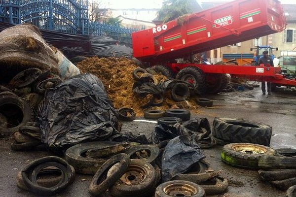 L'action des agriculteurs mardi matin devant la préfecture des Hautes-Pyrénées