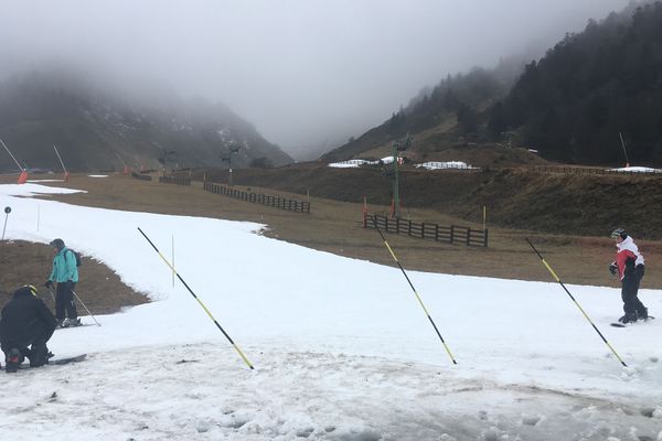 A la station de ski du Mont-Dore, dans le Puy-de-Dôme, la neige se fait attendre.