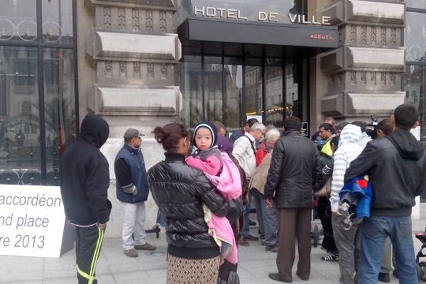 Ce vendredi matin, des familles roms devant l'hôtel de ville de Roubaix. Elles viennent d'être évacuées du camp et demandent à être relogées. 