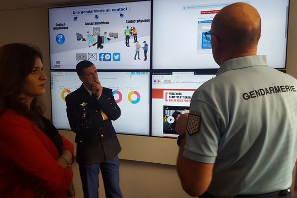 Marlène Schiappa rend visite à la brigade numérique de Rennes