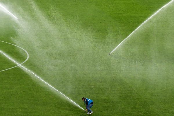 Il faut entre 25.000 et 30.000 litres d’eau pour arroser ce terrain de 800 mètres carrés chaque jour.