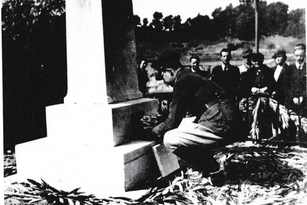 Le 26 mars 1938, Albert de Bertier de Sauvigny dépose l'urne contenant le cœur de Pierre de Coubertin dans la stèle d'un monument consacré aux Jeux olympiques à Olympie en Grèce.