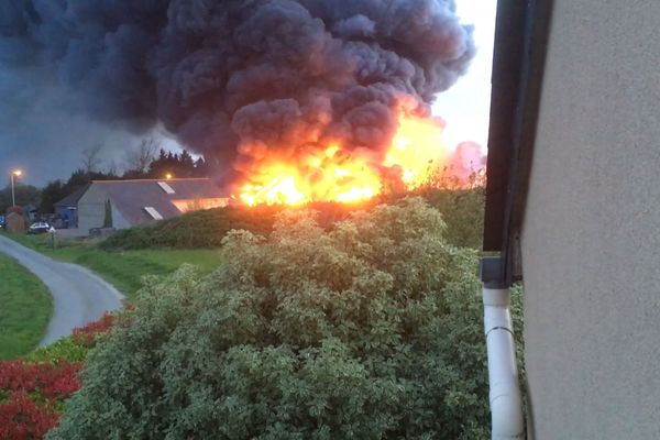 Un important incendie est en cours dans l'entreprise Mytilimer à Cancale, ce 25 mars 2024