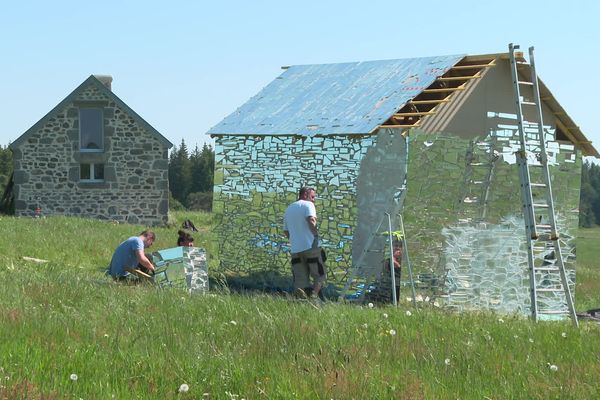 Dans le Sancy, la cabane aux miroirs rend hommage aux burons.