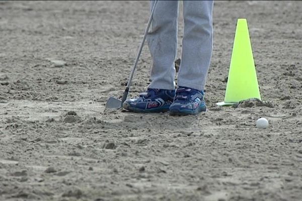 Une jeune association sétoise propose des stages de golf accessibles aux enfants des quartiers populaires, sur la plage de Sète.