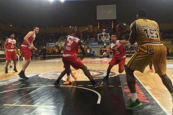 Victoire de l'OLB sur Cholet. Score 72-70. 