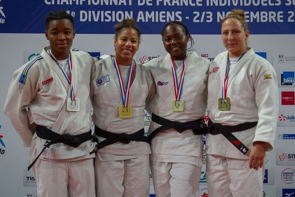 Fanny-Estelle Posvite (deuxième en partant de la gauche) décroche la médaille d'or.