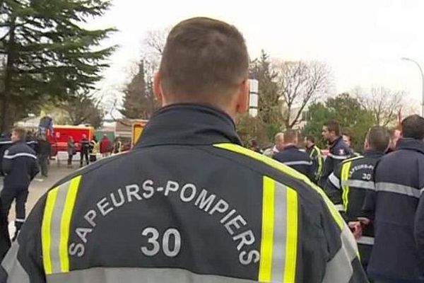 Nîmes - les sapeurs-pompiers du Gard ont bloqué l'entrée du SDIS ce matin pour dénoncer leurs conditions de travail - 29 novembre 2016.