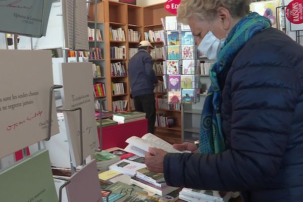 Mêmes masqués et respectueux des gestes barrière, les clients sont de retour dans les librairies indépendantes