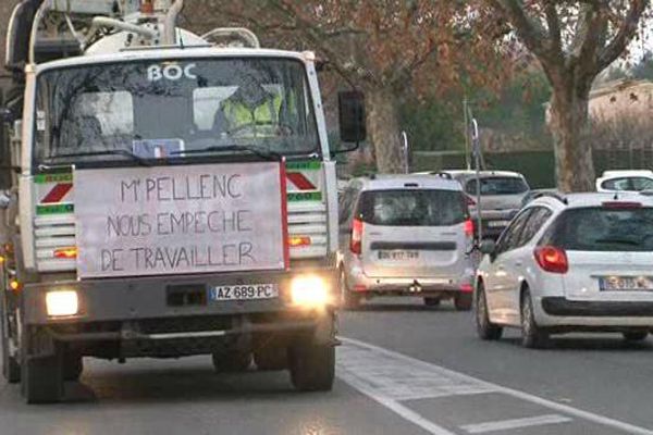 Les vidangeurs des fosses septiques bloquent les rond-points de Pertuis.