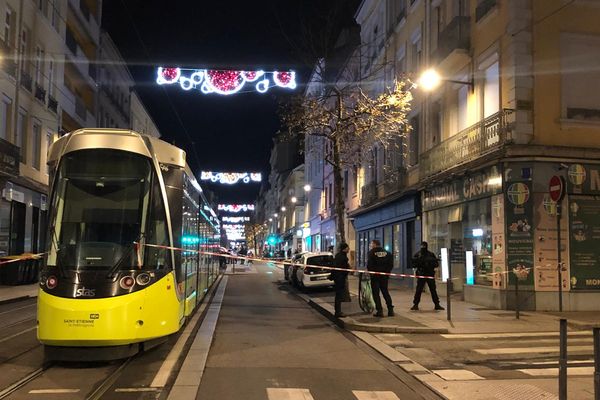 Le quartier a été totalement bouclé par les forces de l'ordre.