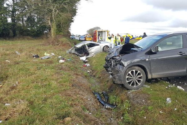 Choc terrible à Ploudaniel (Finistère) entre ces deux voitures, qui a causé la mort de trois enfants