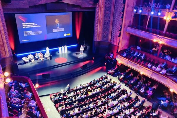 Remise des prix du Concours national d'innovation au théâtre du Châteler à Paris.