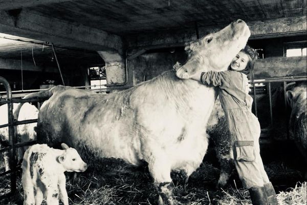 Depuis l'enfance, Océane est passionnée par les bêtes et le monde agricole.