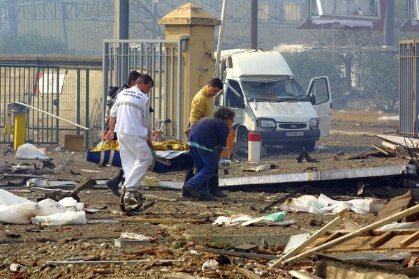 Des secouristes sur le site d'AZF, le 21 septembre 2001.