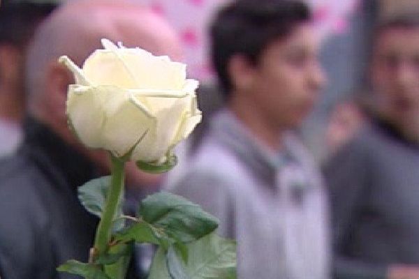 Les proches de Cassandra ont défilé avec des roses blanches, banderoles et photos de la victime dans les rues de Limoges