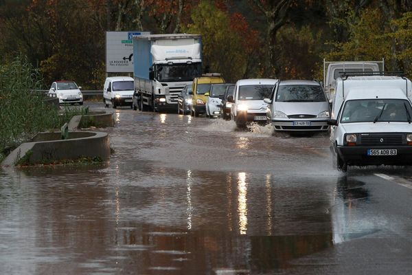 De nombreuses routes sont coupées dans le Var (ici à Roquebrune-sur-Argens).