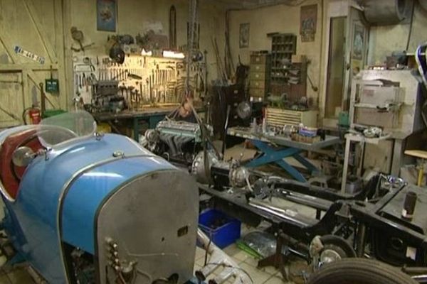 Dans l'atelier de réparation de Patrice Coutant en Charente.