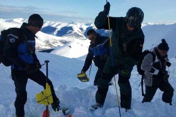 Secouristes français et espagnols à l'entraînement à peyragudes