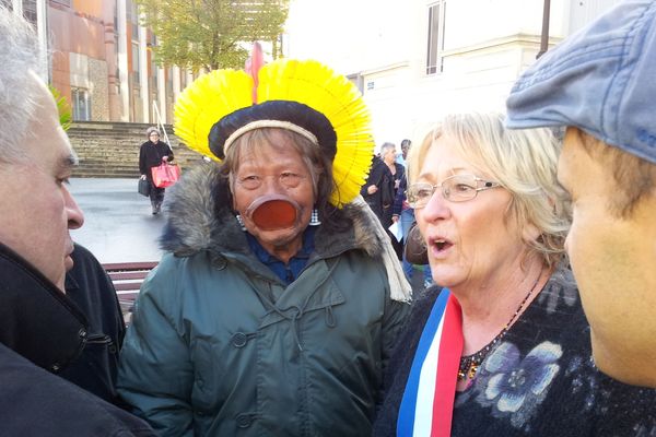 Raoni à Niort aux côtés Mme le maire Geneviève Gaillard 