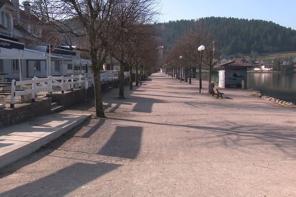 A Gérardmer, les rues sont vides depuis l'instauration du confinement par le gouvernement pour freiner la progression de la pandémie de Covid-19.