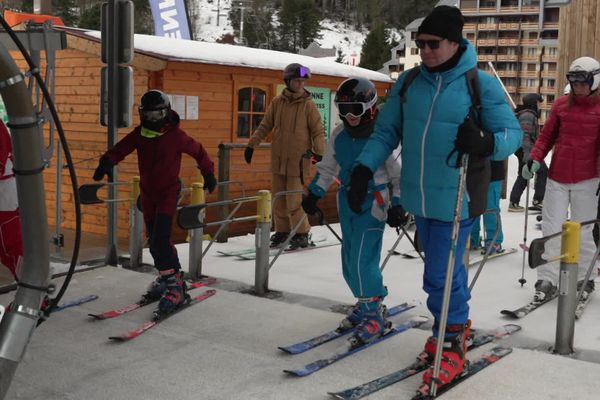 Pour les vacances, les skieurs profitent du domaine de la station de ski du Lioran.