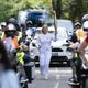 Le convoi de la flamme olympique évoluant sur les routes de Corse.