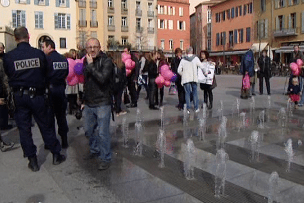 Les commerçants ont manifesté place la République. Perpignan le 20 février 2014.