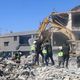 Des agents de la protection civile fouillent les décombres d'un bâtiment sur le site d'une frappe aérienne israélienne nocturne qui a ciblé un quartier de la ville de Baalbek, dans l'est du Liban, le 30 septembre 2024.