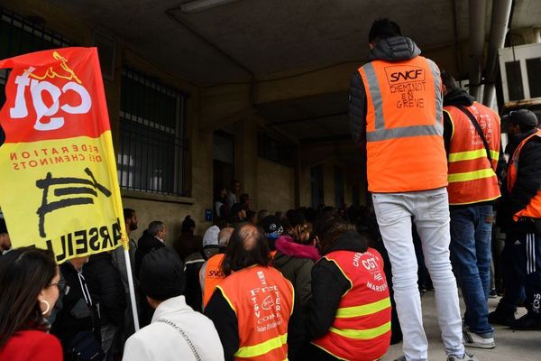 Piquets de grève à la SNCF  