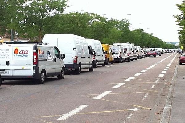 Environ 250 véhicules - selon les organisateurs - sont partis à 14h30 de la place Wilson pour défiler devant la préfecture via le boulevard Carnot, la place du 30 octobre et le boulevard de la Trémouille.