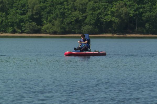 Grâce au paddle adapté, les personnes en fauteuil ou à mobilité réduite peuvent naviguer en toute sécurité