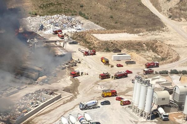 Le feu s'est propagé à un entrepôt et une pinède aux alentours avant d'être maîtrisé