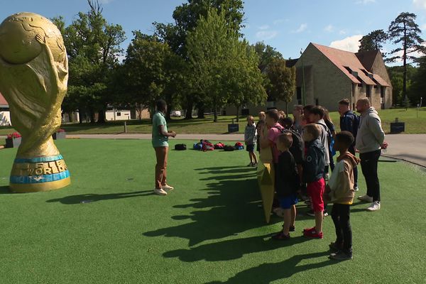 Pendant leur journée à Clairefontaine, les enfants ont pu découvrir le château, les vestiaires de l'équipe de France et le terrain d'entraînement.