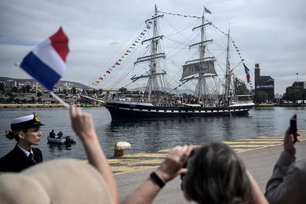 Le Belem a largué les amarres samedi matin dans le port grec du Pirée avec à son bord la flamme olympique, attendue triomphalement le 8 mai à Marseille.