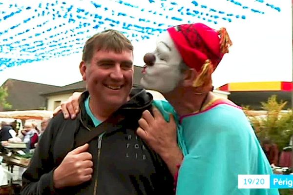 Le lâcher de clowns de St Cyprien : vous n'êtes pas au bout de vos surprises !