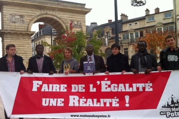 Les particicpants à la Marche pour l’Egalité ont fait halte à Dijon lundi 21 octobre 2013