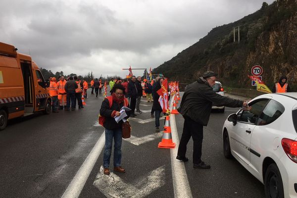 Une centaine d'agents d'Enedis et de la direction interdépartementale des routes bloquent le tunnel de la Vierge à Lodève - 19 décembre 2019 