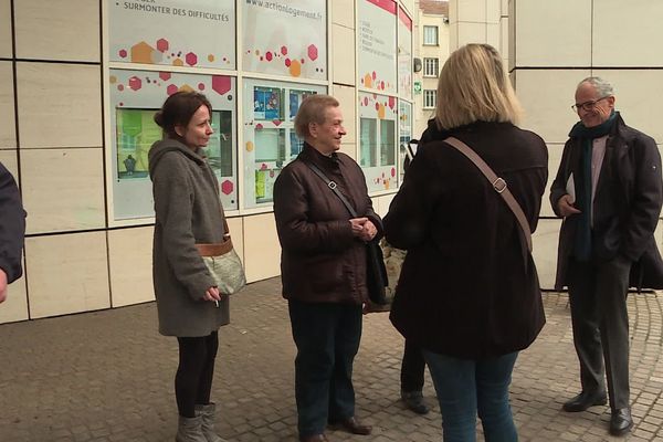 Les résidents de l'immeuble, lors de la réunion chez le bailleur social Habellis ce lundi 23 décembre