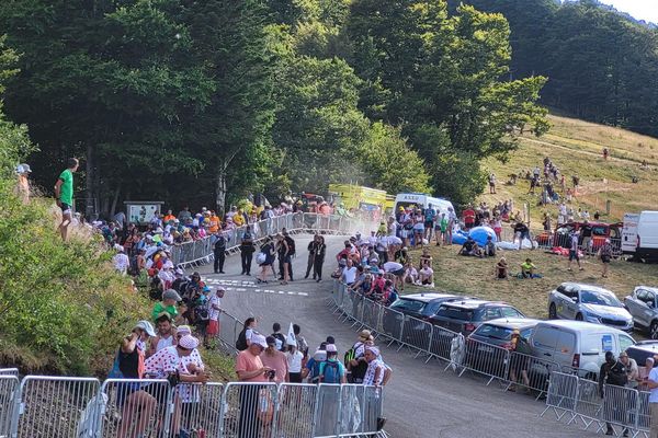 La Planche des Belles Filles : le public attend le passage des coureuses