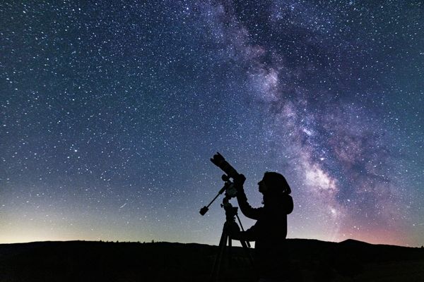 Les astronomes amateurs s'émerveillent devant les objets célestes et cherchent les ciels les plus noirs.