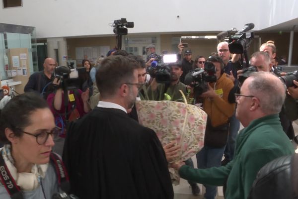 Alors que des femmes l'applaudissent dans tout le tribunal à la sortie de l'audience, Gisèle Pelicot a reçu des fleurs de la part d'un inconnu qui a quitté ensuite le tribunal, tout aussi discrètement.