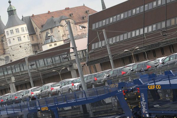 Un transport de frêt GEFCO en gare de Montbéliard 