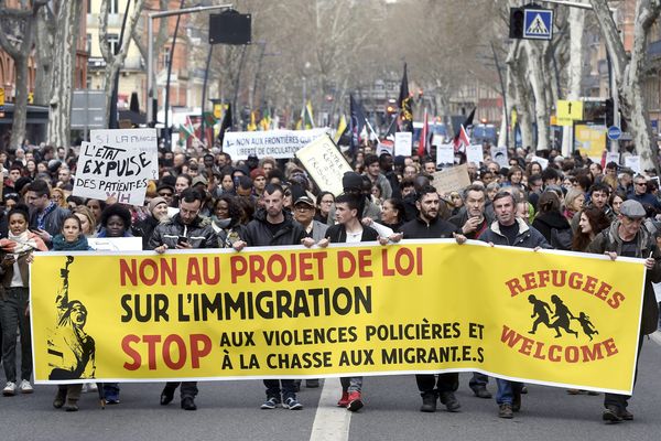 Le Conseil Consitutionnel a censuré 40% des articles sur la loi immigration. Plusieurs manifestations ont eu lieu, comme ici à Toulouse en Haute-Garonne pour s'y opposer.
