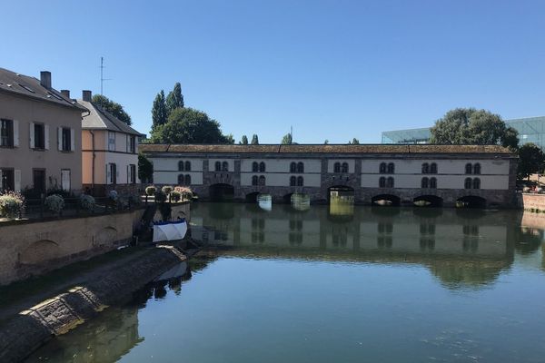 Des forces de l'ordre ont dressé un paravent sur le quai devant le barrage Vauban