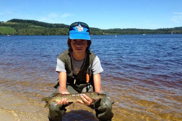 Prise d'un brochet par un jeune pêcheur (photo d'illustration)