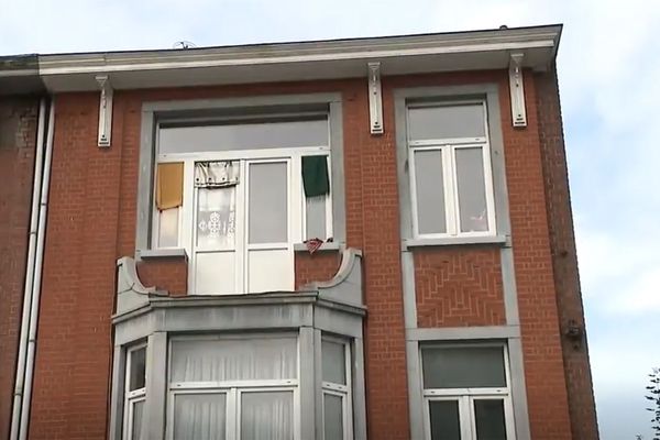 C'est le garde-corps du balcon situé au deuxième étage qui s'est effondré