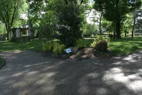 La stèle a été posée au pied d'un chêne dans un parc de la ville